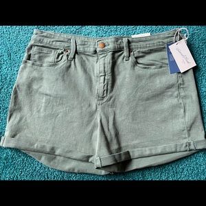 Women’s Universal Thread shorts NWT